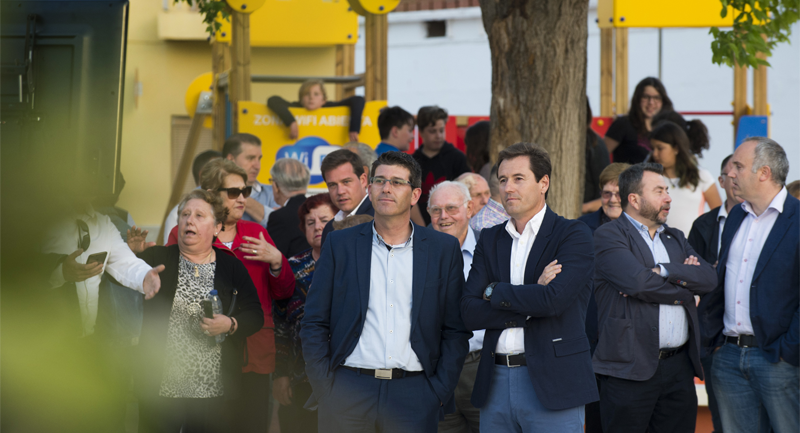 Visita del presidente de la Diputación de Valencia a La Granja de la Costera, entidad que ha sufragado el coste de la renovación de la avenida y el parque del municipio, incluyendo acceso a conexión wifi pública y gratuita.