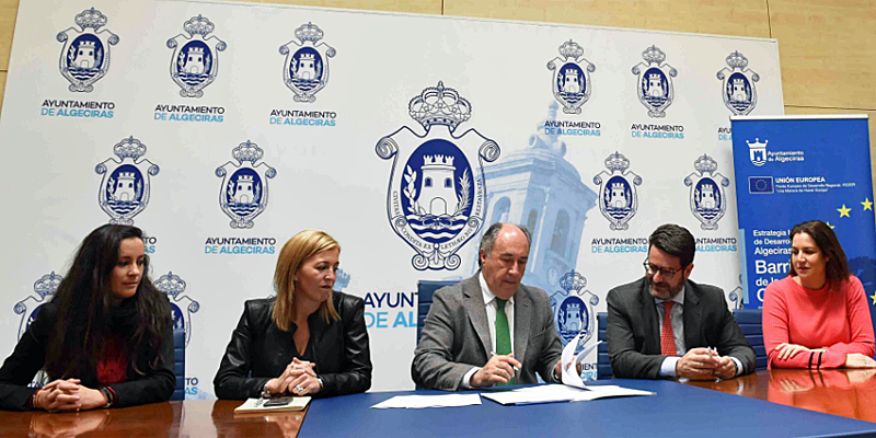 Firma del contrato entre el Ayuntamiento de Algeciras y Deloitte para la elaboración del Plan Director Algeciras Smart City.
