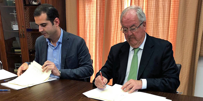 Firma del convenio para colaborar en materia de ciudad inteligente y desarrollo EDUSI entre alcalde de Almería, Ramón Fernández-Pacheco, y el presidente del Clúster Andalucía Smart City, Mariano Barroso.