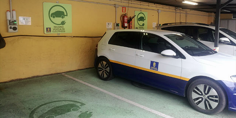 Puntos de recarga ubicados en el aparcamiento del Cabildo de Gran Canaria que van a alimentar los vehículos con energía solar. 