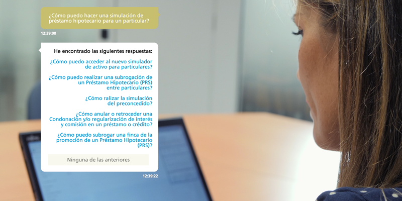 El asistente virtual de CaixaBank se basa en inteligencia artificial. Los gestores exponen sus consultas a través de un sistema chatbot.