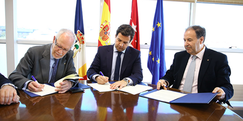 Firma del convenio por el que el Colegio Oficial de Ingenieros de Telecomunicaciones y la delegación de Madrid de la Asociación ofrecerá asesoramiento al Ayuntamiento de Las Rozas sobre smart city.