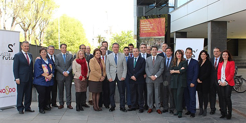 Foto de familia del acto de constitución de la asociación Sevilla Futuro, formado por 16 empresas y cinco entidades públicas, que tratará de convertir la ciudad en un laboratorio permanente de smart city.