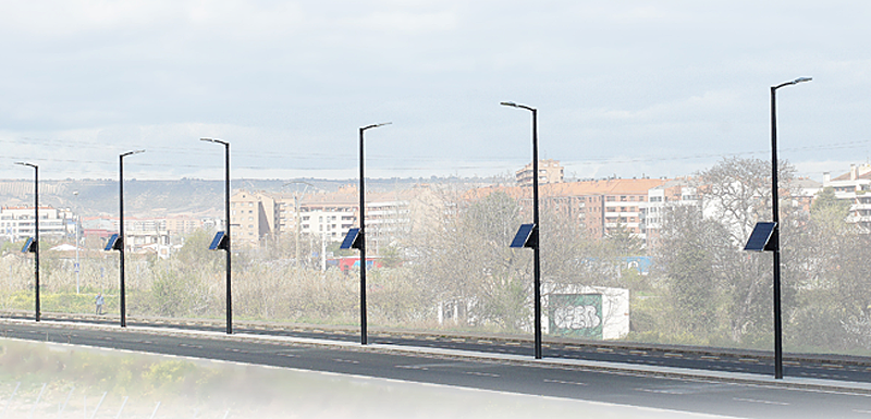 Las farolas instaladas en Logroño cuentan con una centralita inteligente que gestiona de forma óptima tanto el tratamiento de la producción de energía proveniente del sol como el consumo energético.