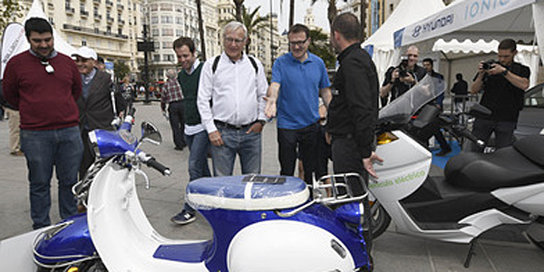 El alcalde de valencia y el concejal de Movilidad Sostenible anunciaron la próxima red pública de puntos de recarga para vehículos eléctricos en el marco de una feria de movilidad eléctrica.