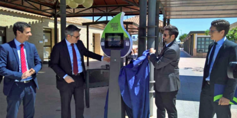 Un cargador smart city en el patio de la Universidad Católica de Murcia