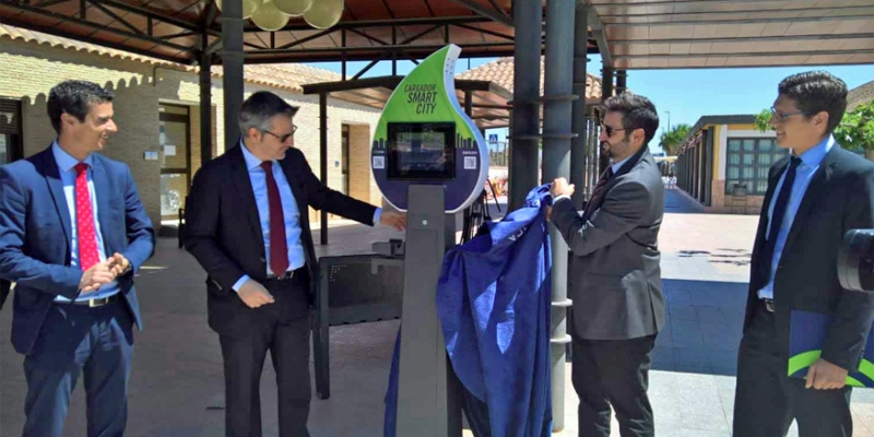 Presentación del cargador smart city recién instalado en el patio del Campus de Los Jerónimos de la Universidad Católica de Murcia. 
