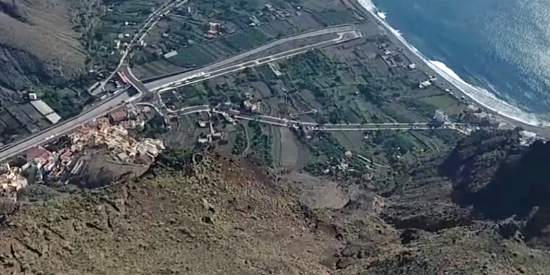 La Gomera se ha beneficiado de un plan del Gobierno de Canarias para reducir la brecha digital llevando la banda ancha a las denominadas zonas blancas. Viista aérea de un pedazo de costa de la isla de La Gomera.
