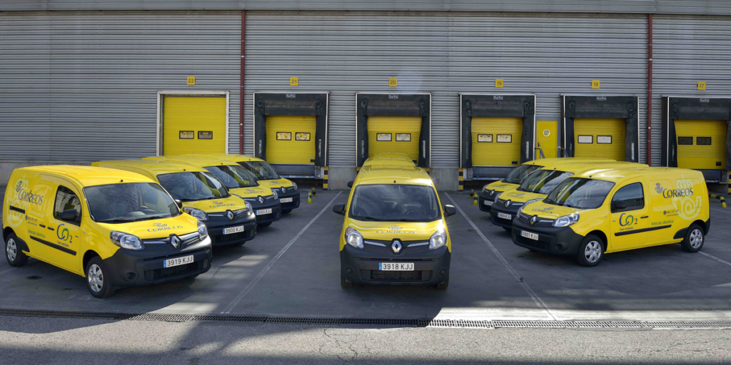Algunos de los nuevos vehículos eléctricos que Correos ha comprado a Renault, empresa adjudicataria del concurso público para la provisión de 40 nuevos vehículos cero emisiones a su flota.