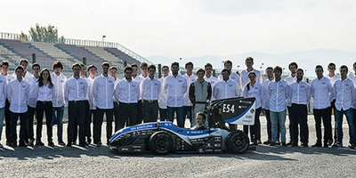 Se trata de una nueva versión del vehículo eléctrico monoplaza que ya había creado anteriormente este grupo de estudiantes de la Universidad Politécnica de Cataluña. Van a presentarlo al concurso internacional 'Formula Student'.