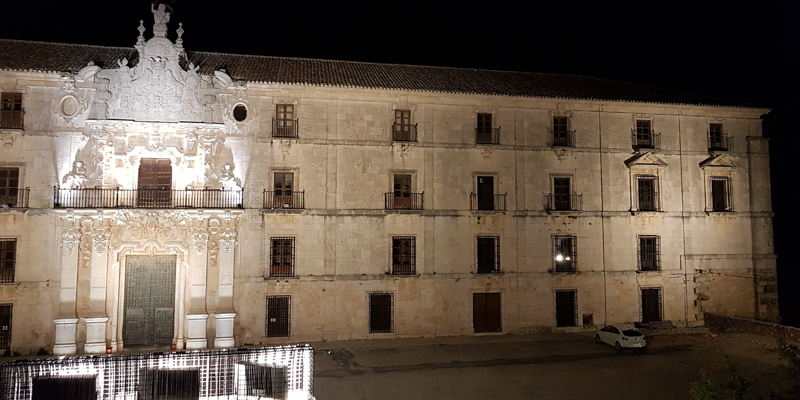 Fachada del Monasterio de la Orden de Santiago de Uclés (Cuenca) con la nueva iluminación ornamental del Schréder.