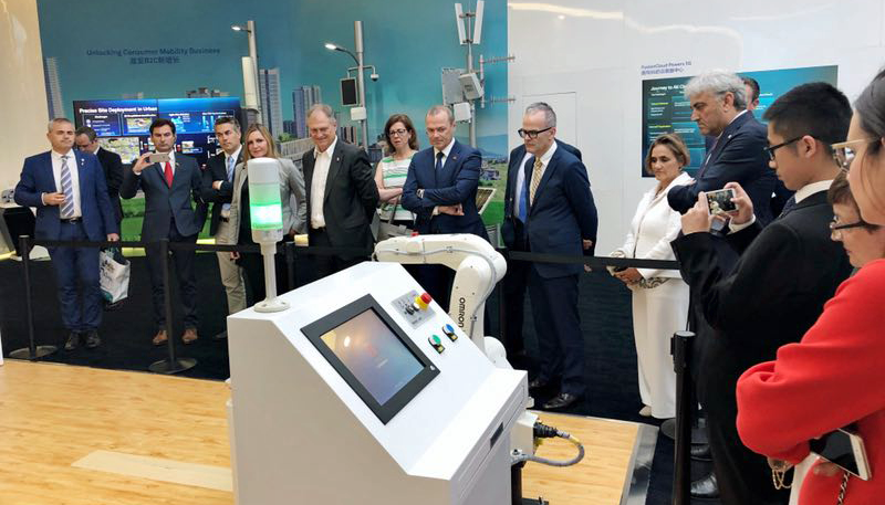 El alcalde de Las Palmas de Gran Canaria visitó con el resto de la delegación las instalaciones de Huawei y se reunió con sus representantes a quienes explicó los proyectos de ciudad inteligente y turismo de la capital canaria.