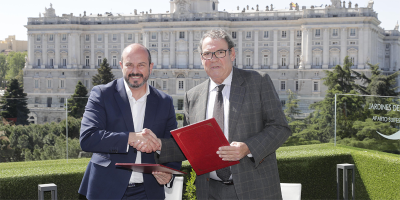 Firma del convenio entre la Comunidad de Madrid y el Instituto Tecnológico Hotelero para la instalación de puntos de recarga en los hoteles de la región.