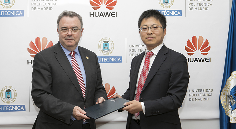 Guillermo Cisneros, rector de la UPM, y Tony Jin Yong, CEO de Huawei España, han suscrito el acuerdo para la creación de la Cátedra de Empresa Huawei-UPM 5G.