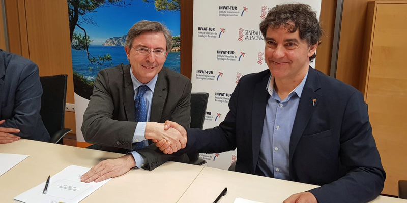 El presidente de Segittur, Fernando de Pablo Martín, y el presidente de la Agencia Valenciana de Turismo, Francesc Colomer, firmaron el acuerdo de colaboración en materia de destinos turísticos inteligentes.