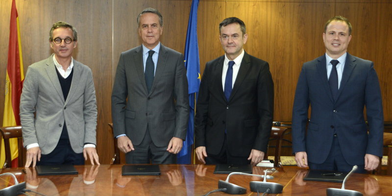 El secretario de estado para la Sociedad de la Información y la Agenda Digital, José María Lassalle; el director General de Red.es, José Manuel Leceta; el Director general de INCIBE, Alberto Hernández; y el director general de Cisco España, José Manuel Petisco, en la firma del convenio.