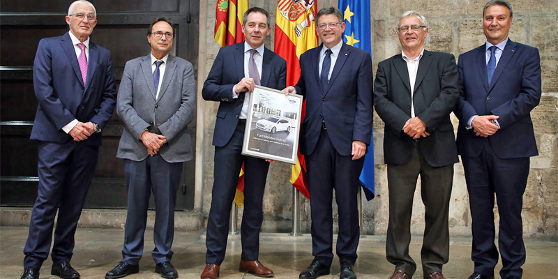 Las autoridades autonómicas y locales junto a representantes de la casa Ford, que realizará pruebas de desarrollo de vehículos cero emisiones en la ciudad de Valencia dentro de su proyecto piloto de movilidad inteligente.