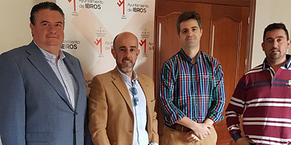 Encuentro entre el alcalde de Ibros (Jaén) y responsables de Ahí+ Blaveo, la operadora que ha desarrollado el despliegue de la fibra óptica en este municipio.