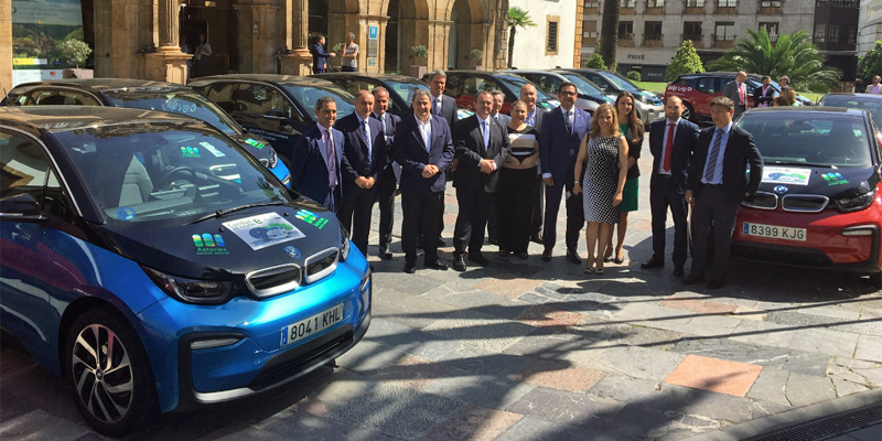Presentación de los vehículos inteligentes destinados a autoridades y ponentes del II Congreso Mundial de Turismo Inteligente que se desarrolla estos días en Oviedo (Asturias).