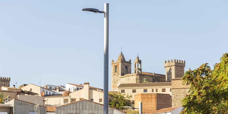 Luminarias de Schréder instaladas en una de las avenidas de la ciudad de Cáceres (Extremadura).