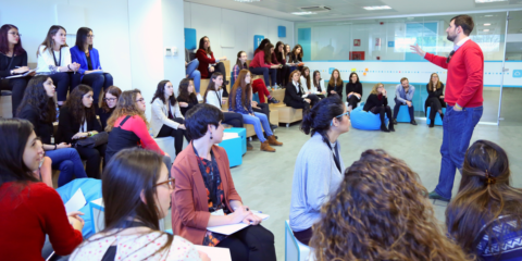 Indra incorporará a 3.000 jóvenes profesionales este año, 2.000 trabajarán en España