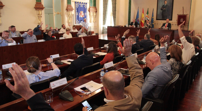 Pleno de la Diputación de Badajoz en el que se aprobaron diferentes planes de desarrollo con un presupuesto total de 53,7 millones de euros, 20 de ellos destinados a planes de vehículo eléctrico y alumbrado inteligente.