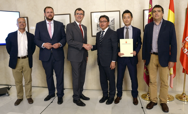 Firma del acuerdo entre el Ayuntamiento de Murcia y la multinacional japonesa NEC para desarrollar un centro de innovación o 'Smart Lab'.