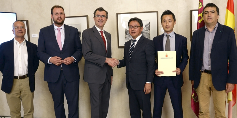 Firma del acuerdo entre el Ayuntamiento de Murcia y la multinacional japonesa NEC para desarrollar un centro de innovación o 'Smart Lab'.