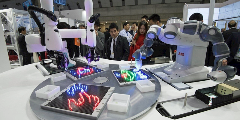 Demostración de los robots de Kawasaki (izda.) y ABB (drcha.) fruto de la colaboración de ambas empresas que también ha permitido el desarrollo de la nueva interfaz estandarizada para manejar robots colaborativos.