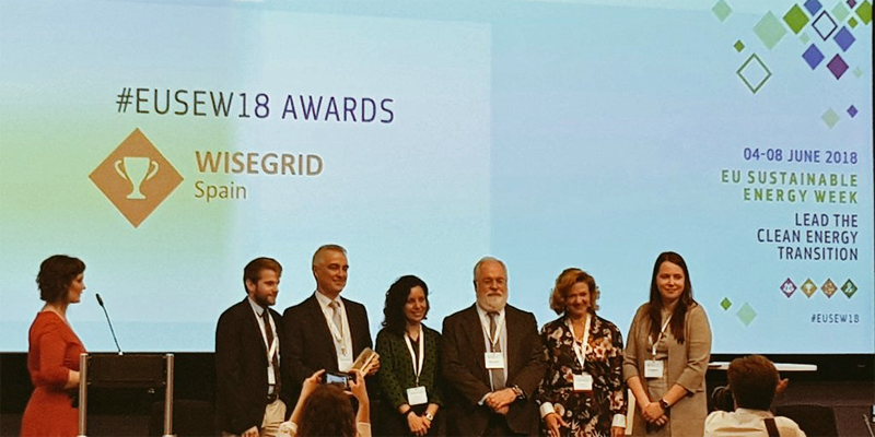 Momento en el el proyecto WiseGRID de España recibe uno de los premios de manos del comisario de Acción por el Clima y Energía, Miguel Arias Cañete.