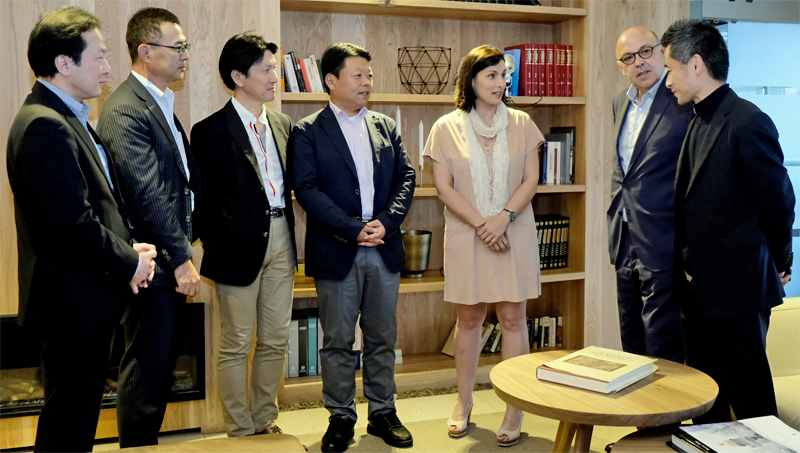 Reunión entre la alcaldesa de Santander, Gema Igual, y la delegación japonesa proveniente de la empresa NEC, con la que ha acordado la celebración de un encuentro de ciudades inteligentes de ambos países.