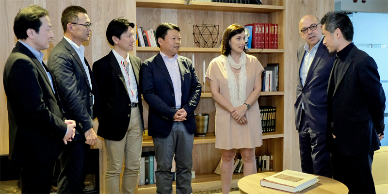 Reunión entre la alcaldesa de Santander, Gema Igual, y la delegación japonesa proveniente de la empresa NEC, con la que ha acordado la celebración de un encuentro de ciudades inteligentes de ambos países.