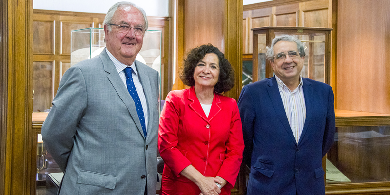 Pilar Aranda, rectora de la Unviersidad de Granada, junto a Mariano Barroso, presidente del Clúster Andalucía Smart City (izda.), y el rector de la Universidad de Málaga, José Ángel Narváez (drcha.).