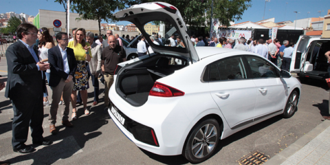 Un coche eléctrico para cada municipio de Badajoz y una red puntos de recarga inteligentes en la provincia
