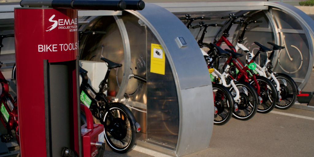 Estación de alquiler de bicicletas eléctricas alimentadas con energía solar instalada en el Puerto de Valencia como parte de uno de los pilotos del proyecto europeo Sumport.