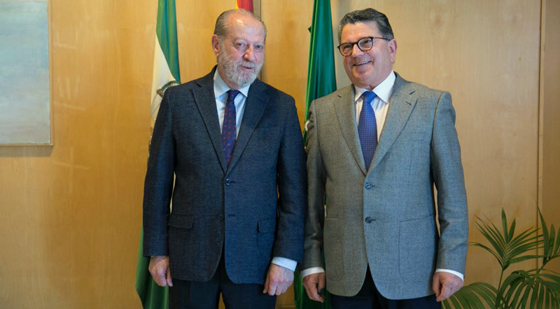 El presidente de la FAMP, Fernando Rodríguez Villalobos, y el presidente de Eticom, Fernando Rodríguez del Estal, firmaron el acuerdo para consolidar un modelo de gobierno local inteligente en Andalucía.