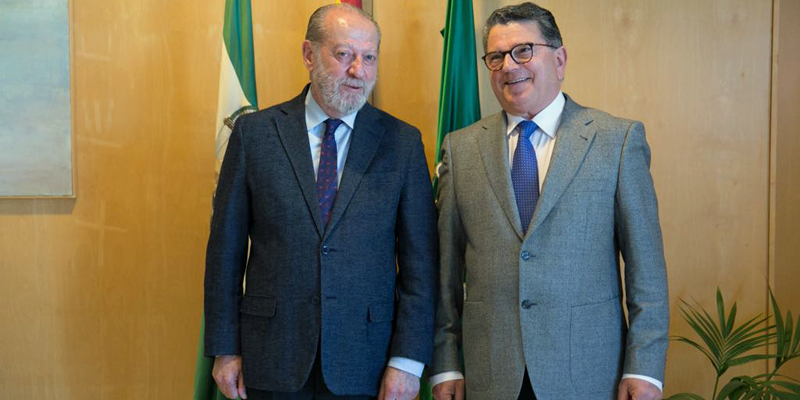 El presidente de la FAMP, Fernando Rodríguez Villalobos, y el presidente de Eticom, Fernando Rodríguez del Estal, firmaron el acuerdo para consolidar un modelo de gobierno local inteligente en Andalucía.
