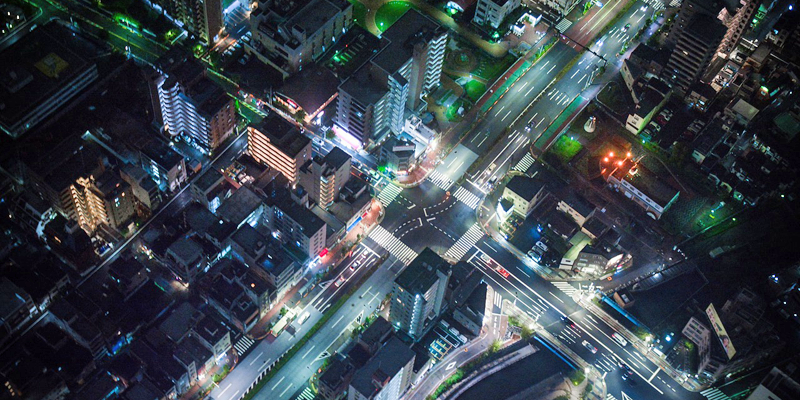Un lenguaje basado en algoritmos para analizar y planificar sistemas de transporte y electricidad en las smart cities