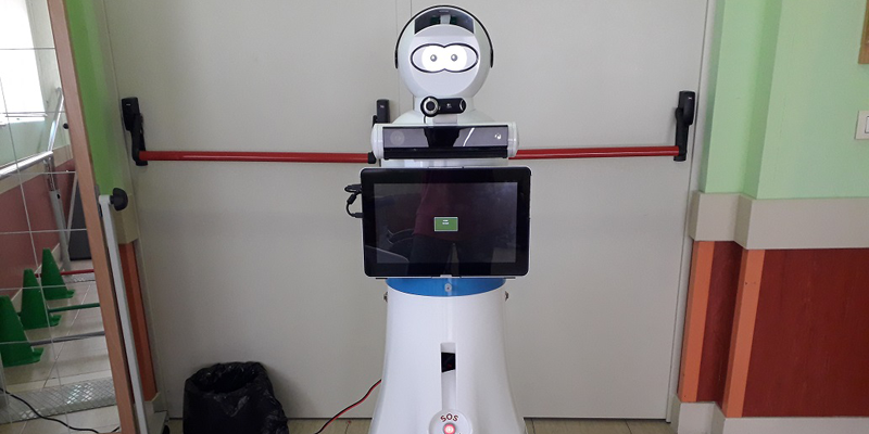 El robot que ha incorporado Ilunion a sus centros refuerza el acompañamiento a las personas mayores y dependientes.