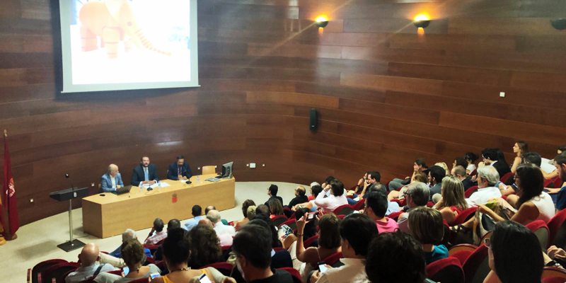 Celebración de la "Jornada de blockchain en el sector público" en Murcia sobre las implicaciones jurídicas y el uso de tecnología de cadena de bloques como herramienta de cambio político.