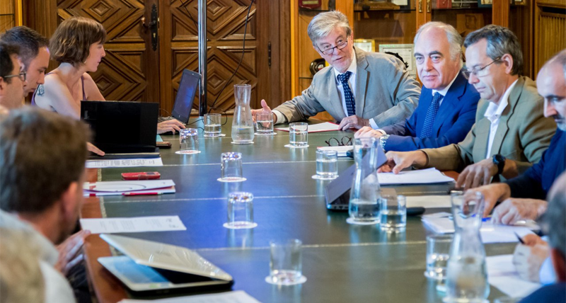 Reunión de la Mesa de la Movilidad Eléctrica de Zaragoza, donde se abordó, entre otros temas, el proyecto de instalación de puntos de recarga eléctrica en la ciudad y de una pérgola de paneles fotovoltaicos para su alimentación.