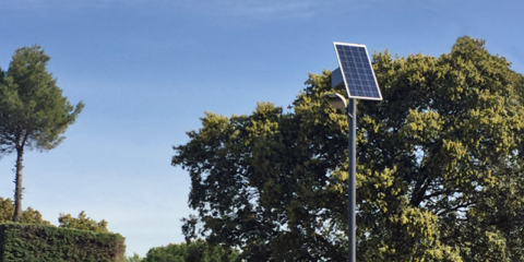 El Escorial amplía su sistema de farolas solares con una centralita inteligente que permite su gestión remota