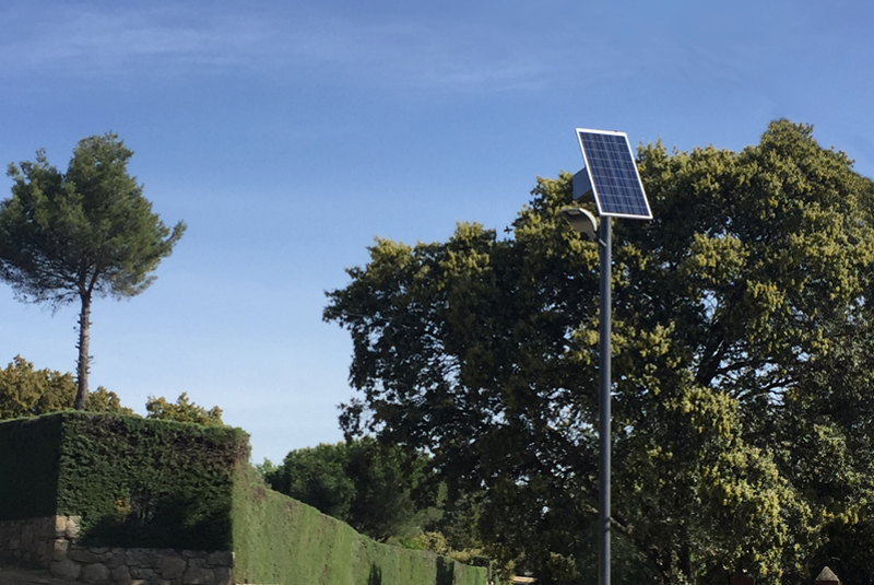 Una de las nuevas farolas solares que permiten su gestión inteligente instaladas en El Escorial.