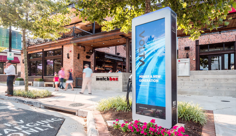 Las estaciones de carga de Volta Charging son gratuitas para quienes conducen vehículos eléctricos ya que son los anunciantes los que pagan esa energía comprando espacio publicitario en cada estación.