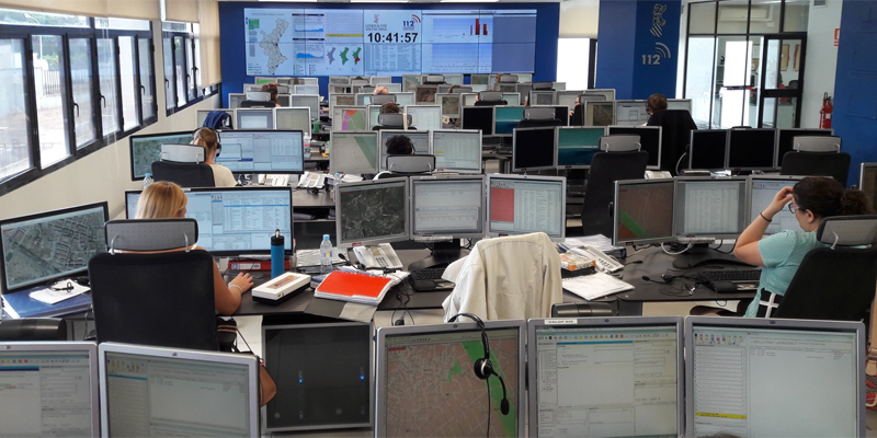 Servicio del 112 de la Comunidad Valenciana: sala llena de ordenadores y teléfonos donde se gestionan las llamadas.