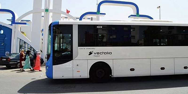 Estación de autobuses en Nador (Marruecos) con un autobús en primer plano.