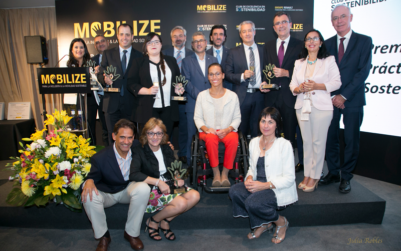 Foto de familia de la ceremonia de entrega de galardones de los VI Premios a la Mejor Práctica en Movilidad Sostenible y Accesible.
