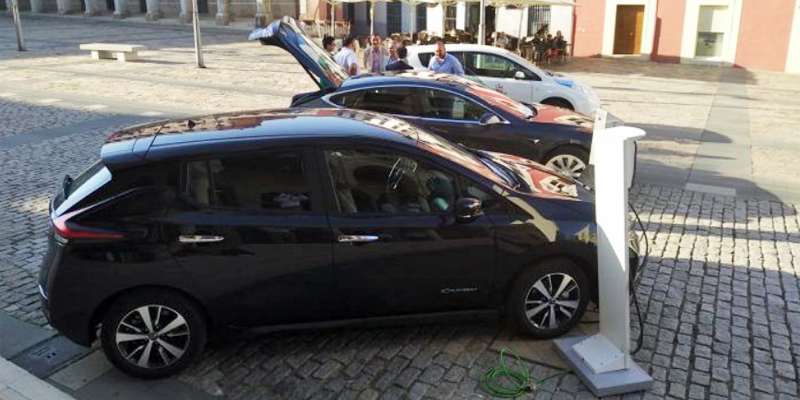 Plaza de los Conquistadores de Badajoz con tres vehículos eléctricos enchufados a puntos de recarga.
