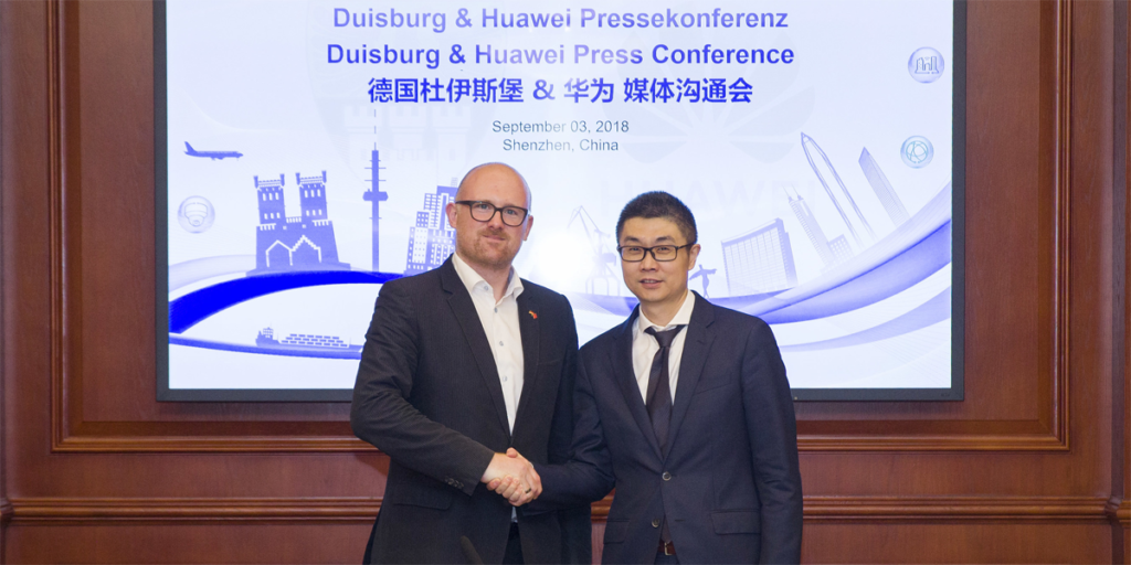 El alcalde de Duisburgo, Sören Link, junto a Yu Dong, directivo de Huawei, durante la visita de la delegación de la ciudad alemana a China.