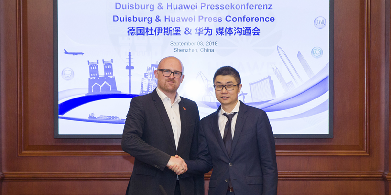 El alcalde de Duisburgo, Sören Link, junto a Yu Dong, directivo de Huawei, durante la visita de la delegación de la ciudad alemana a China. 